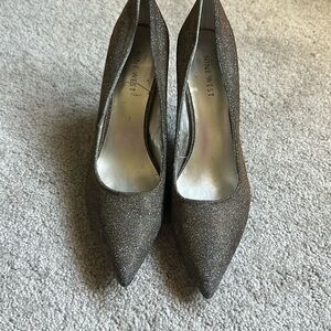 Nine West size 8 silver gold iridescence 3 1/2 inch heels